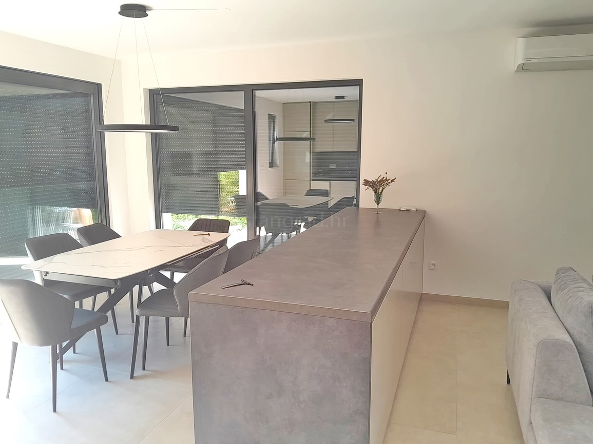 Malinska, nuovo appartamento duplex con piscina, a 200 m dal mare !!