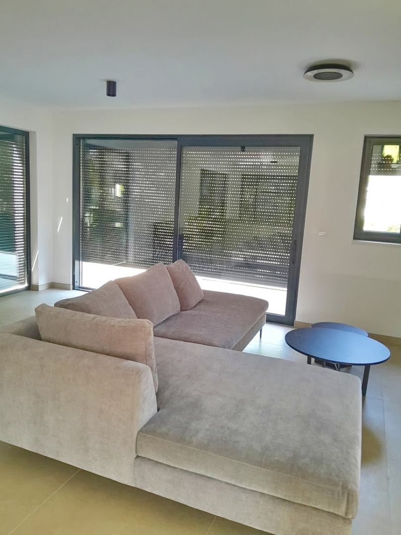 Malinska, nuovo appartamento duplex con piscina, a 200 m dal mare !!
