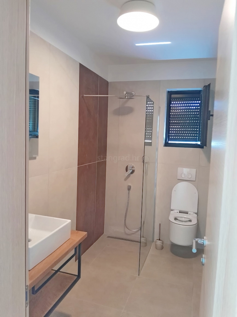 Malinska, nuovo appartamento duplex con piscina, a 200 m dal mare !!