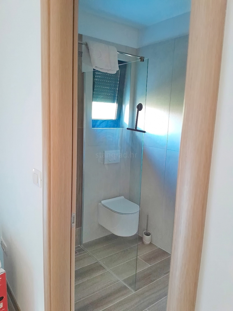 Malinska, nuovo appartamento duplex con piscina, a 200 m dal mare !!