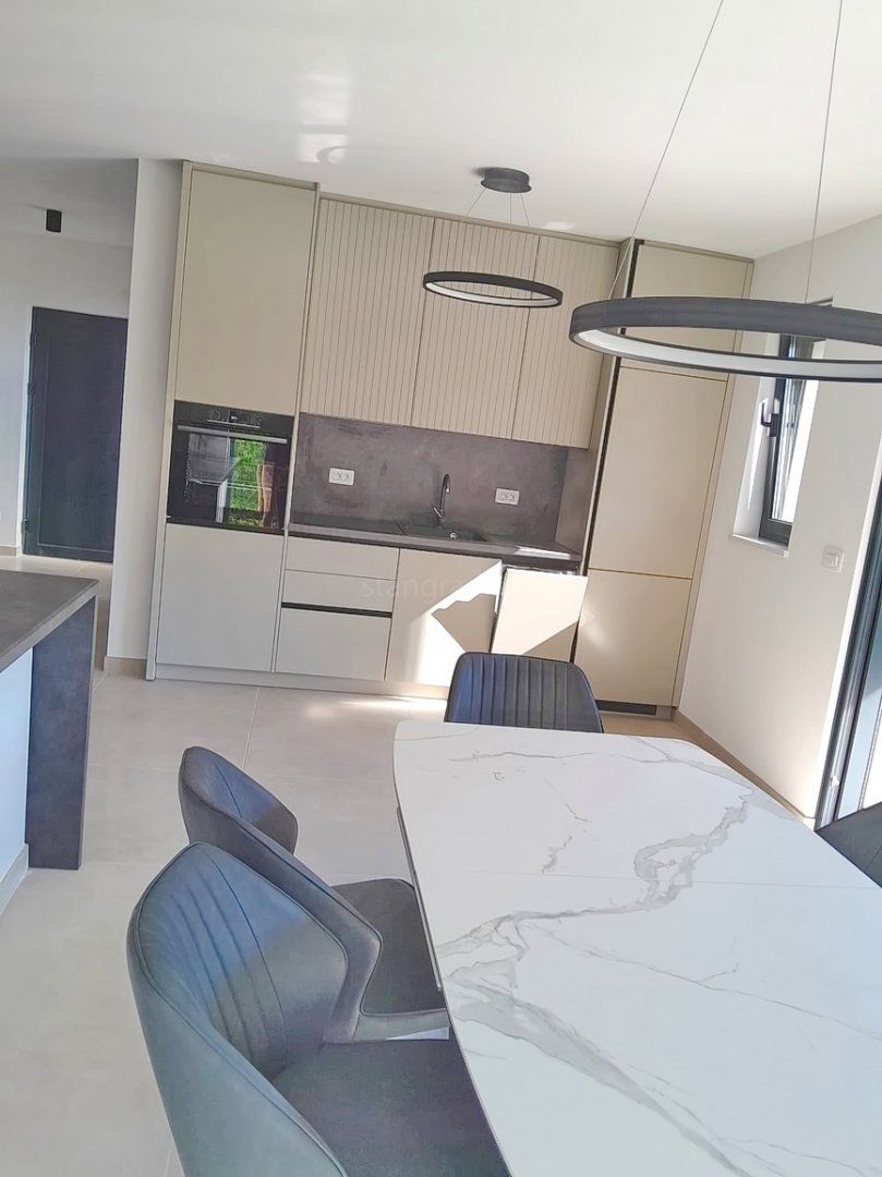 Malinska, nuovo appartamento duplex con piscina, a 200 m dal mare !!