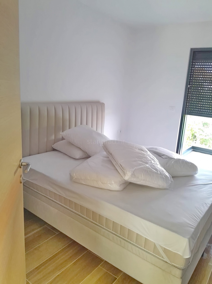 Malinska, nuovo appartamento duplex con piscina, a 200 m dal mare !!