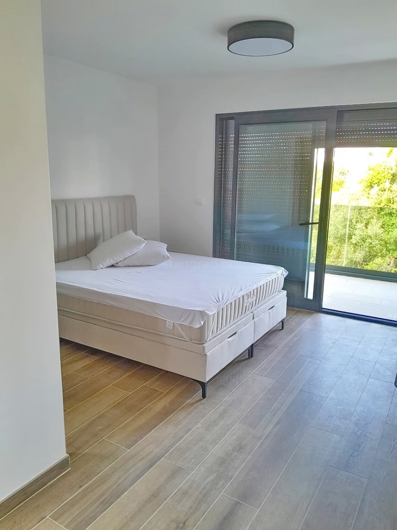 Malinska, nuovo appartamento duplex con piscina, a 200 m dal mare !!