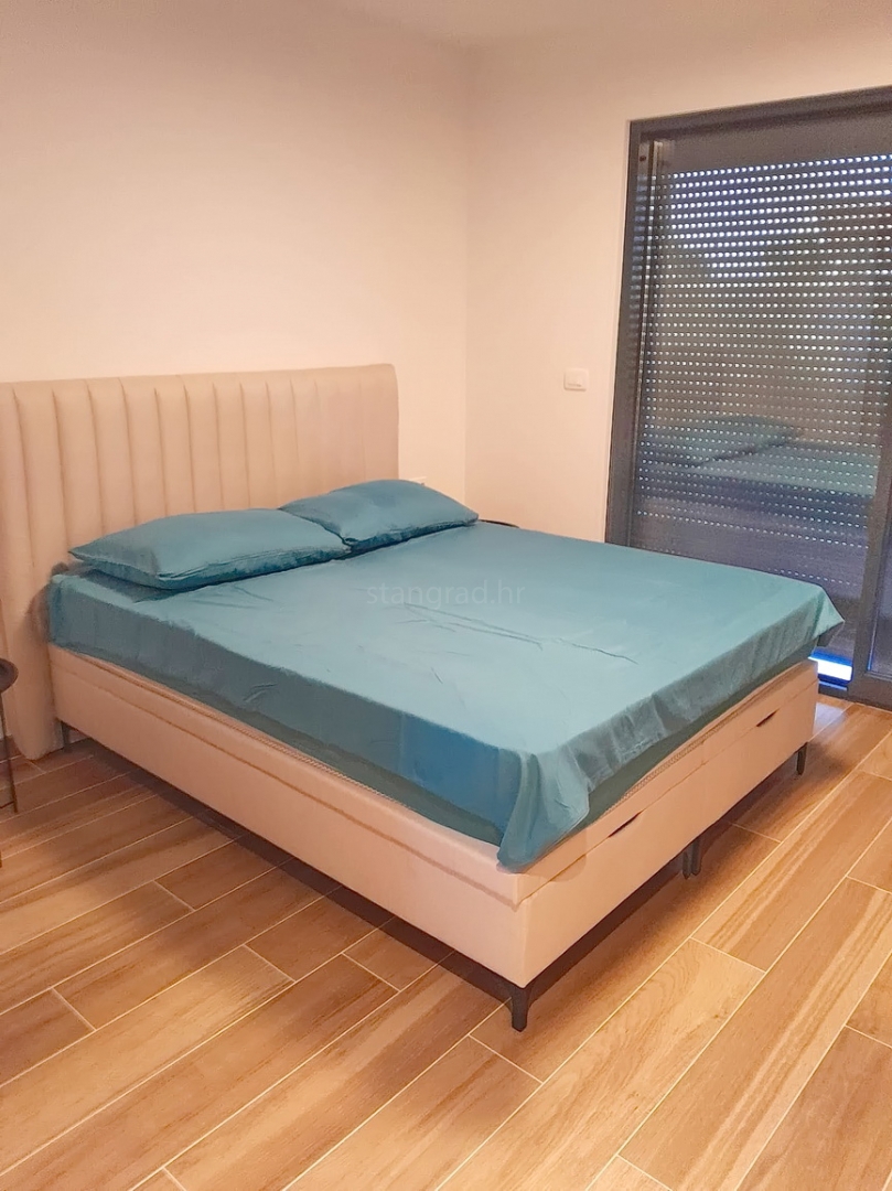 Malinska, nuovo appartamento duplex con piscina, a 200 m dal mare !!