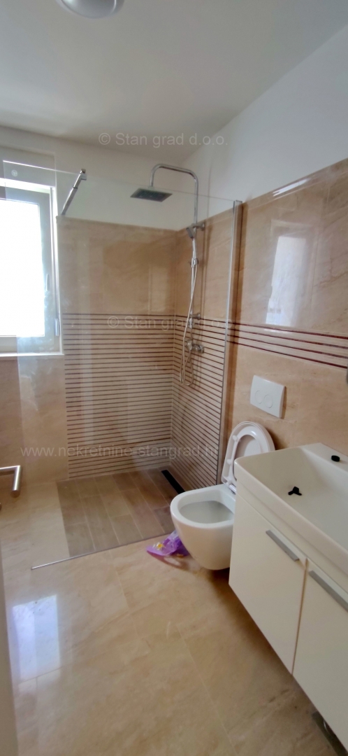 Njivice, nuova costruzione, appartamento con due camere da letto con una bellissima vista!