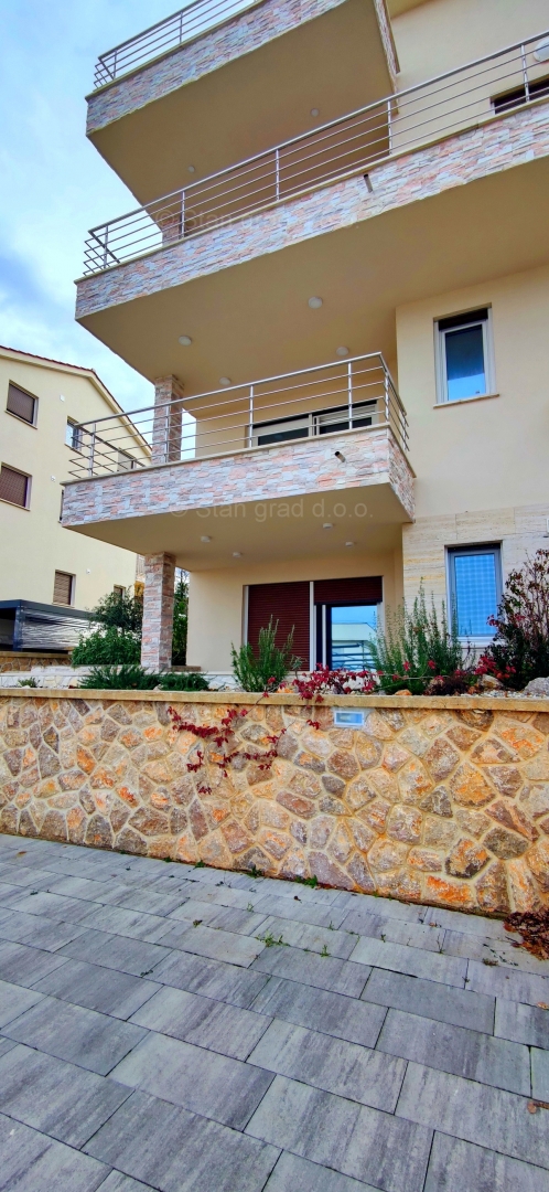 Njivice, nuova costruzione, appartamento con due camere da letto con una bellissima vista!