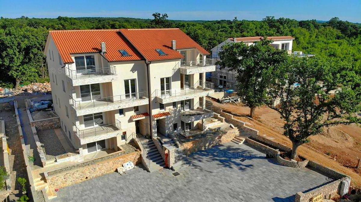 Njivice, nuova costruzione, appartamento con due camere da letto con una bellissima vista!