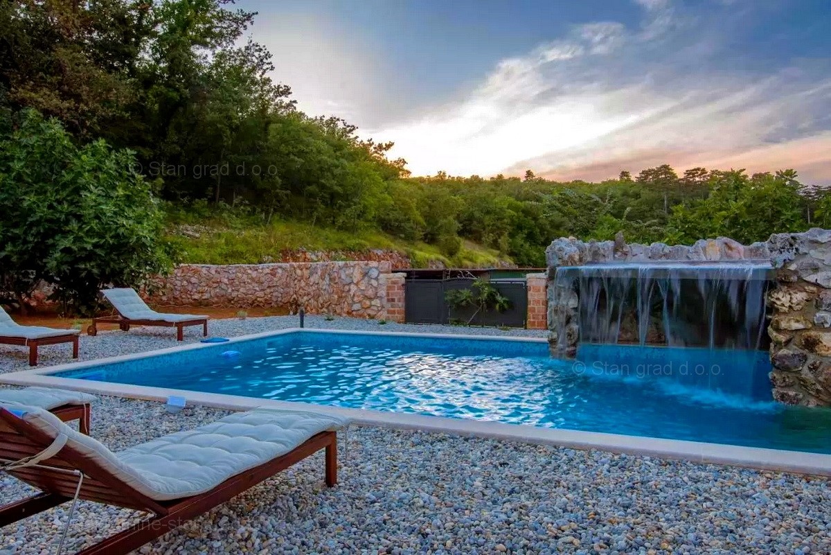 Vrbnik, casa autoctona in pietra con giardino e piscina