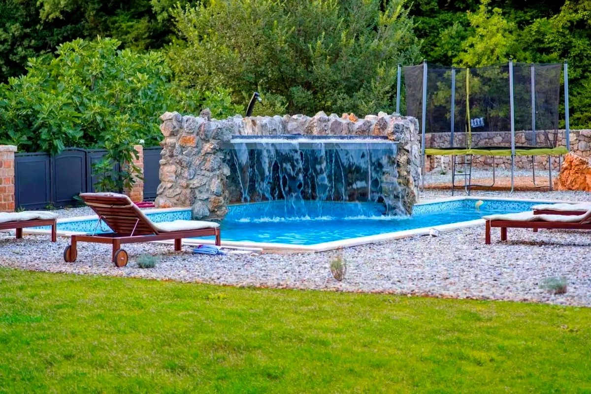 Vrbnik, casa autoctona in pietra con giardino e piscina