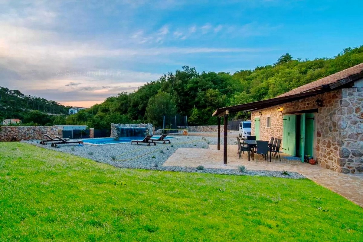 Vrbnik, casa autoctona in pietra con giardino e piscina