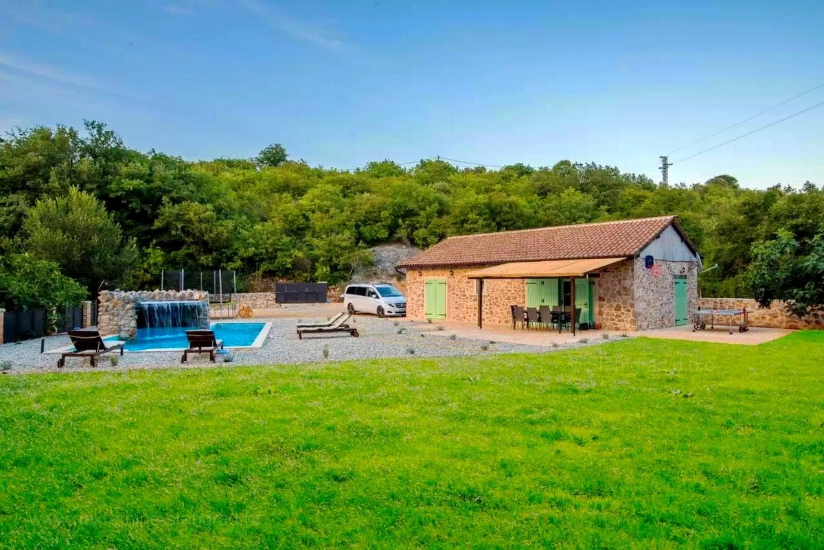 Vrbnik, casa autoctona in pietra con giardino e piscina