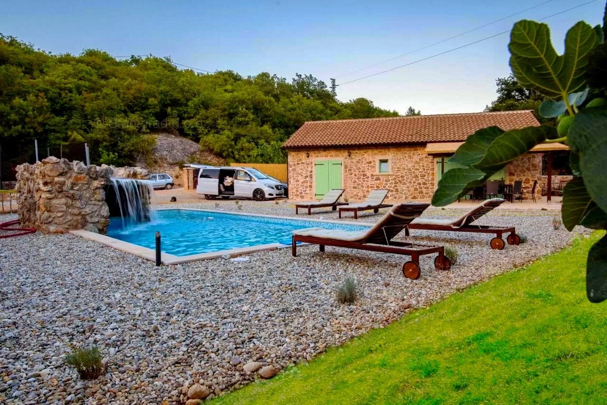 Vrbnik, casa autoctona in pietra con giardino e piscina