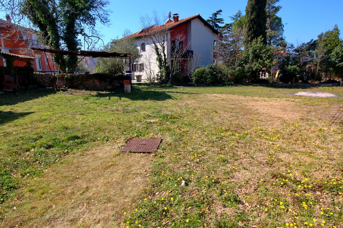 Malinska, antica casa in pietra con ampio giardino da ristrutturare