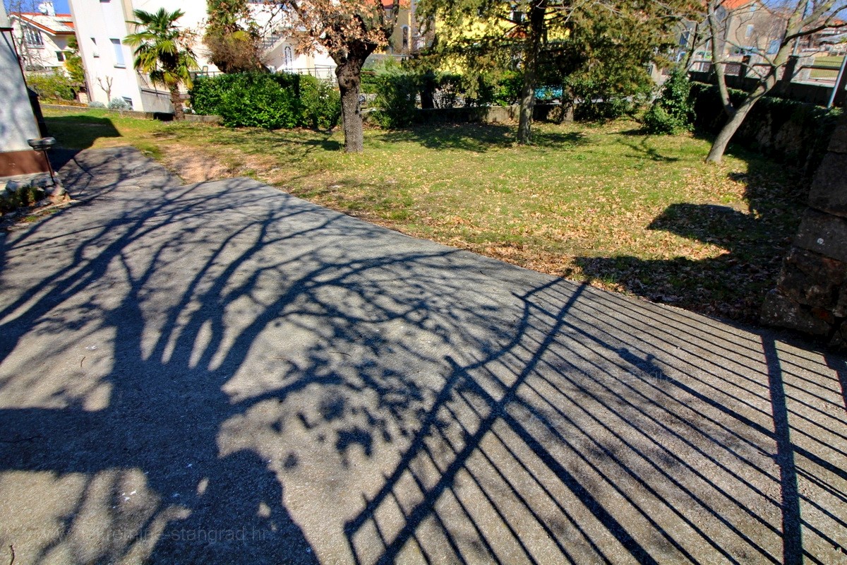 Malinska, antica casa in pietra con ampio giardino da ristrutturare