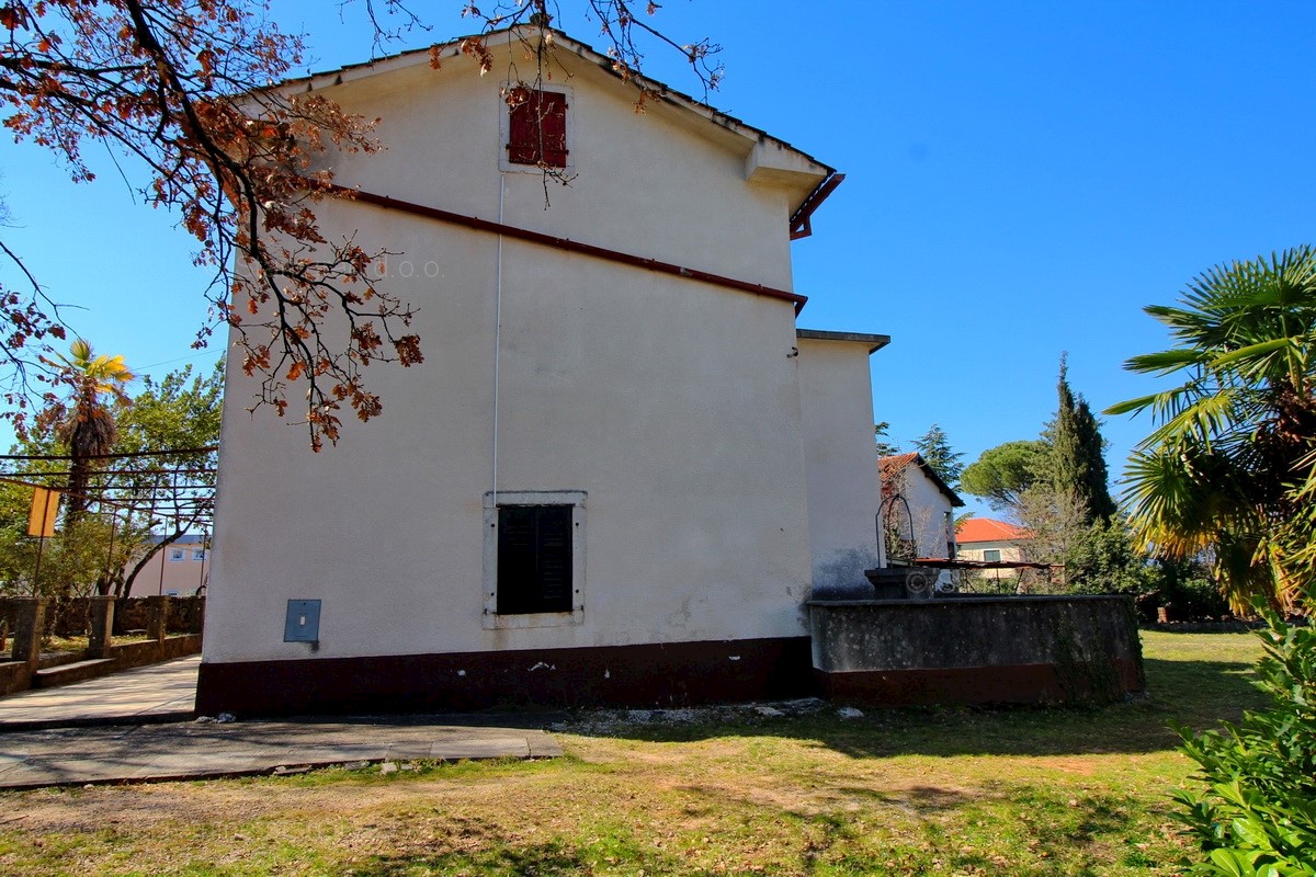 Malinska, antica casa in pietra con ampio giardino da ristrutturare