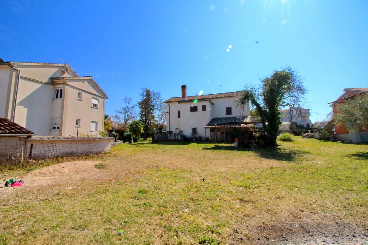 Malinska, antica casa in pietra con ampio giardino da ristrutturare