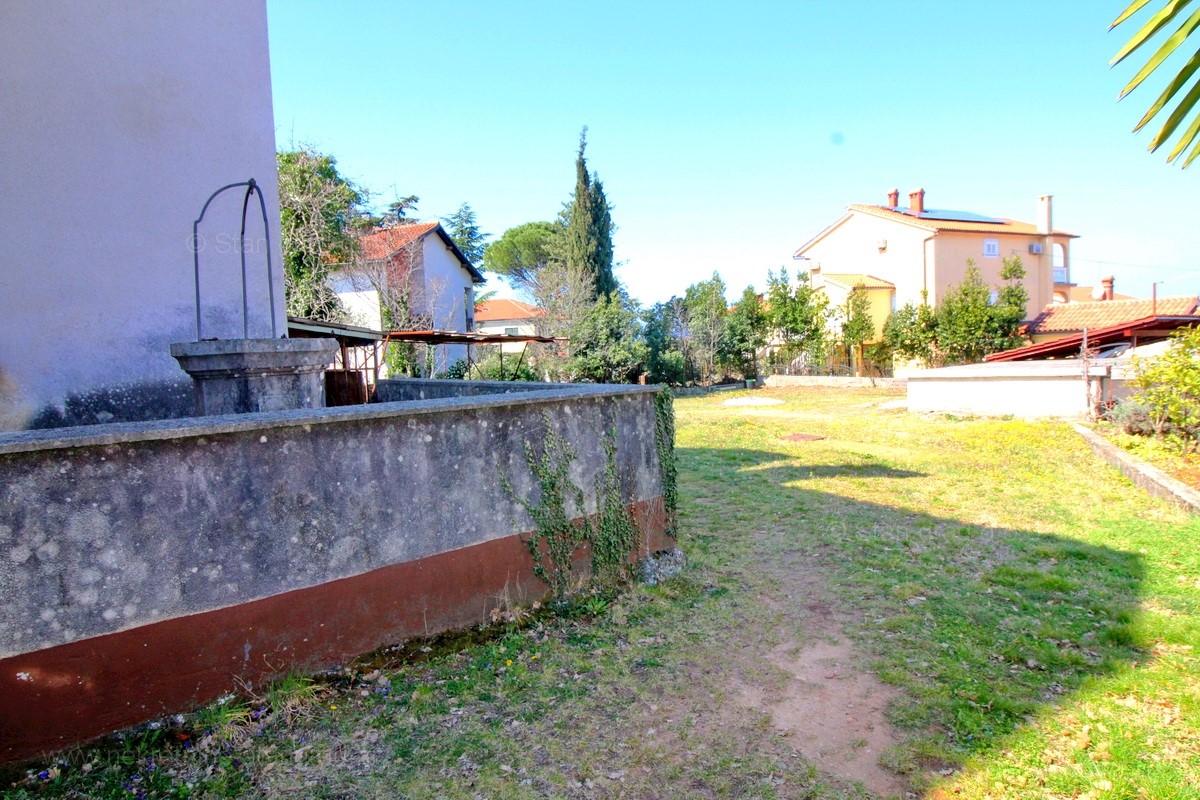 Malinska, antica casa in pietra con ampio giardino da ristrutturare