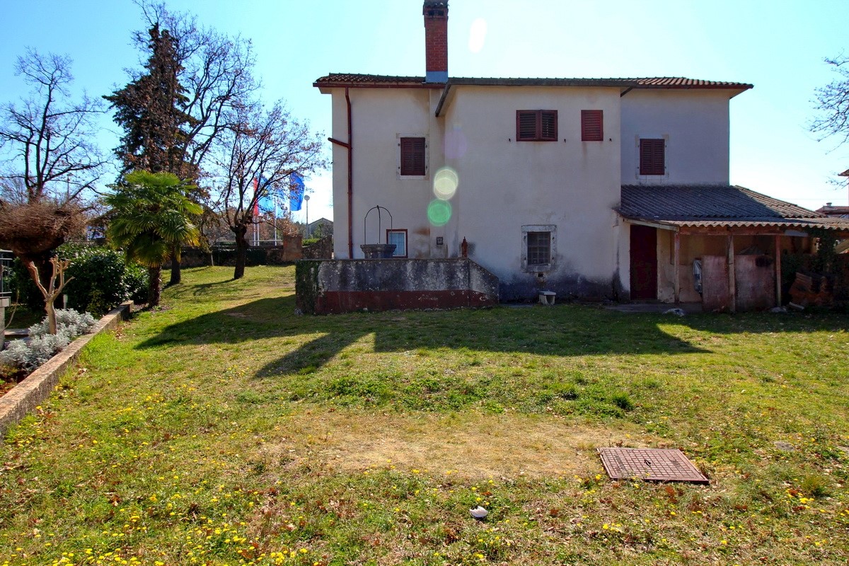 Malinska, antica casa in pietra con ampio giardino da ristrutturare