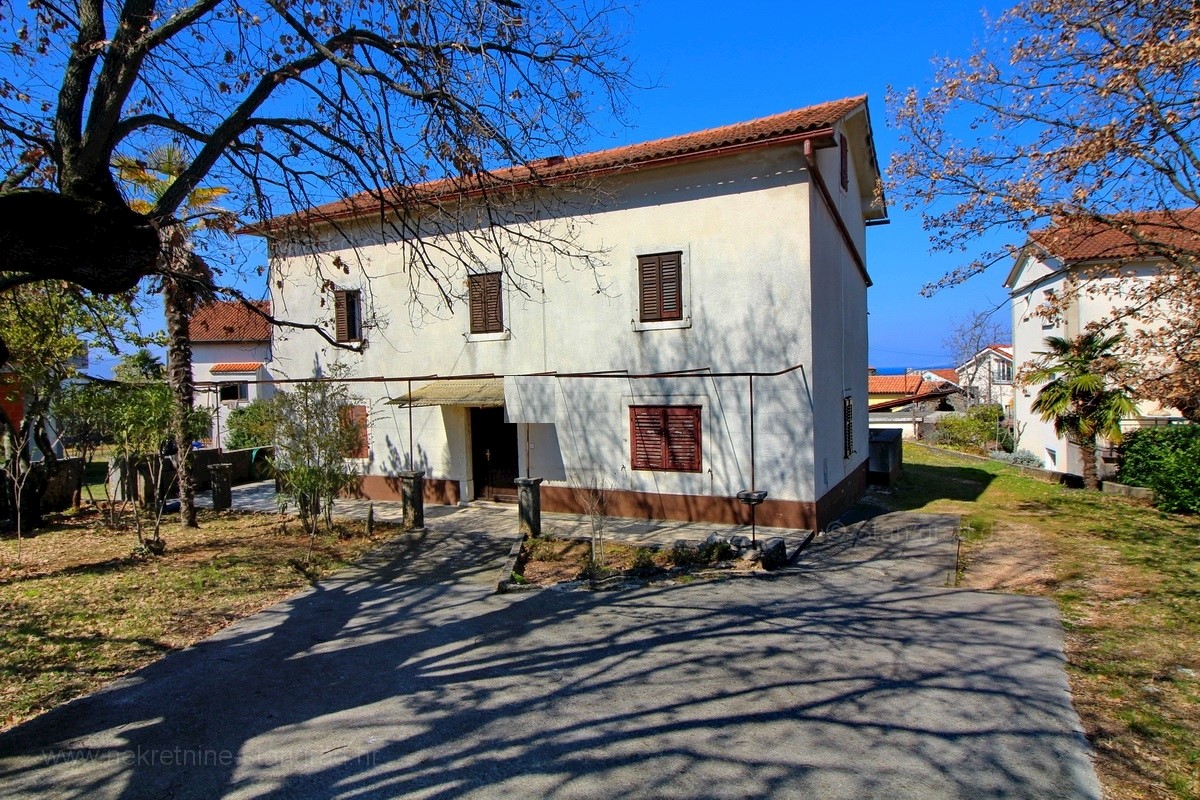 Malinska, antica casa in pietra con ampio giardino da ristrutturare