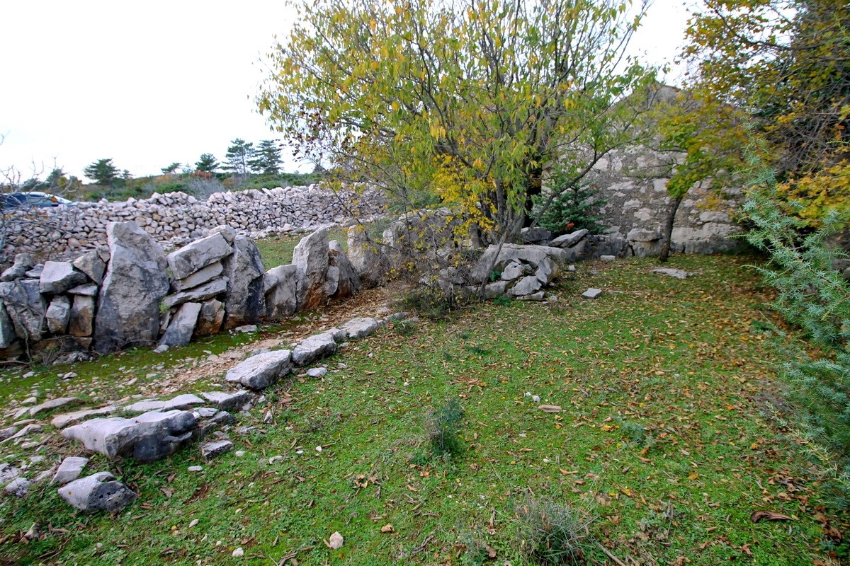 Dobrinj, dintorni, vecchia casa in pietra in vendita