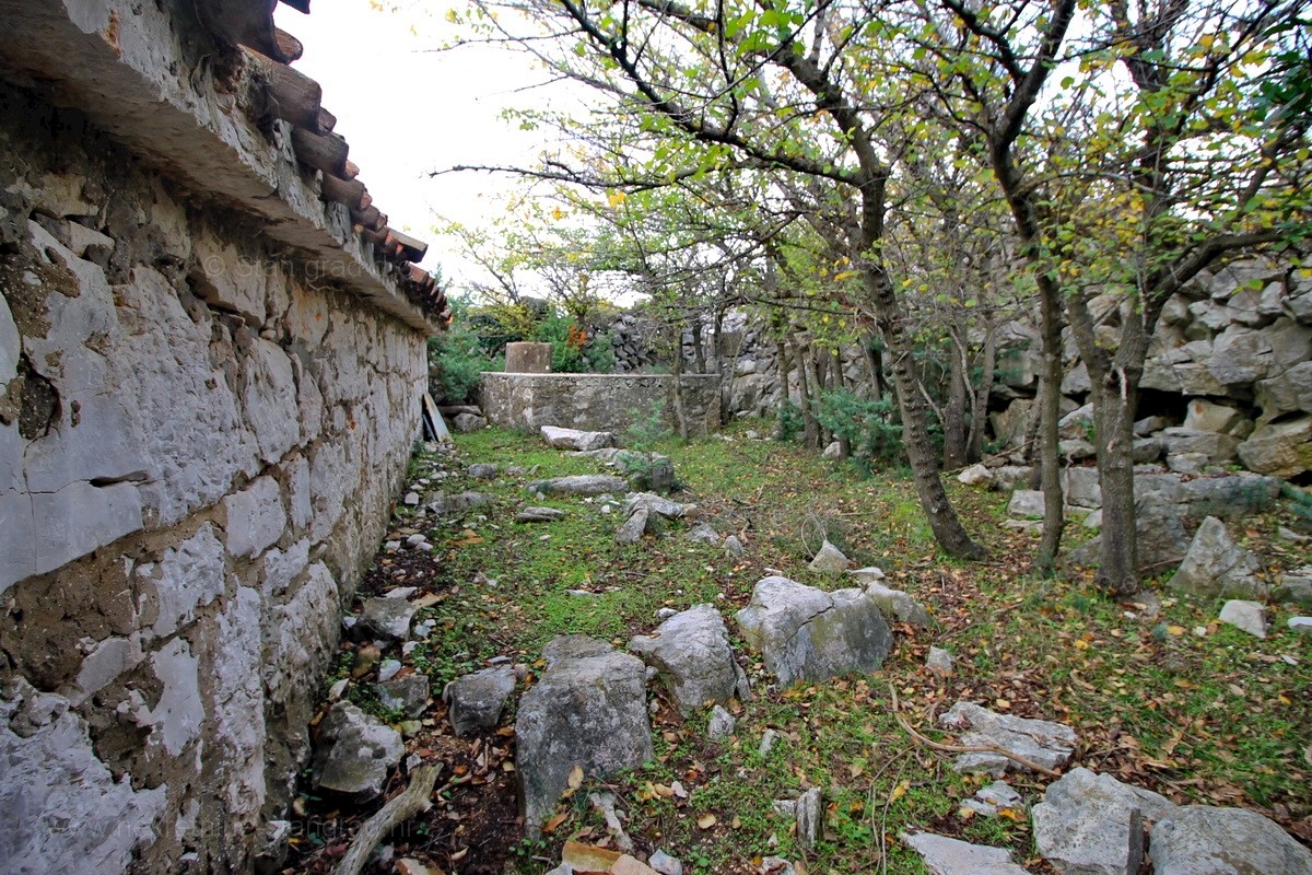 Dobrinj, dintorni, vecchia casa in pietra in vendita