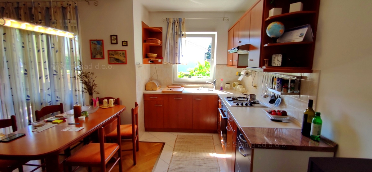 Malinska, appartamento al piano terra con giardino vicino al mare!