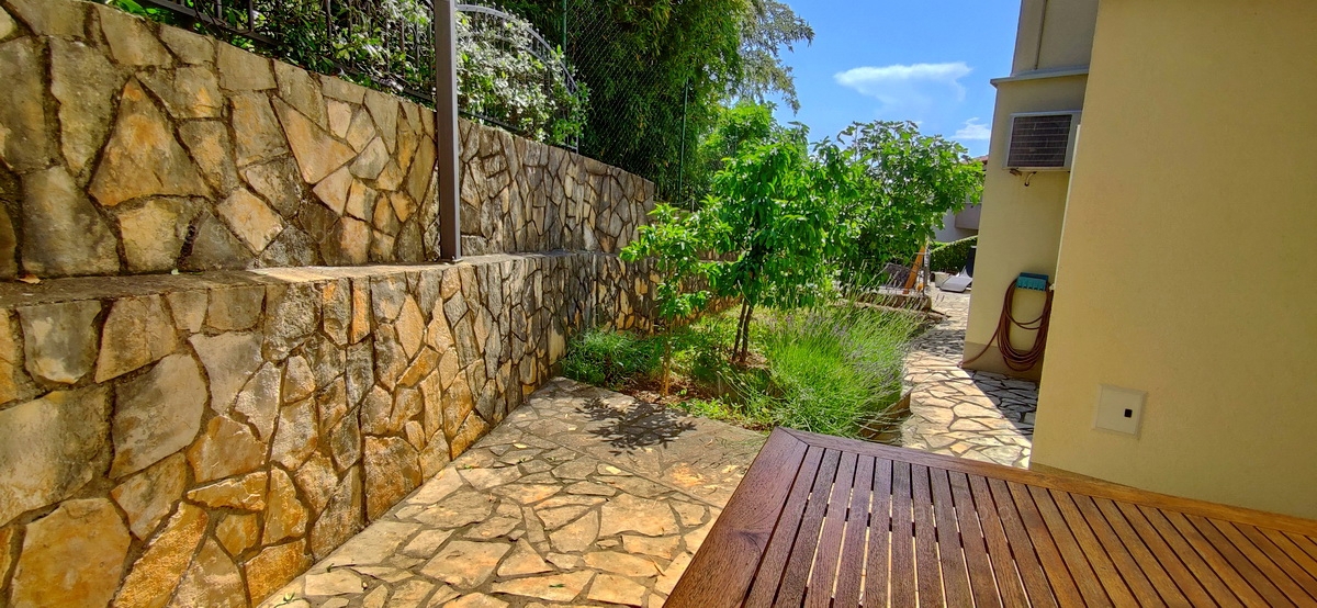 Malinska, appartamento al piano terra con giardino vicino al mare!