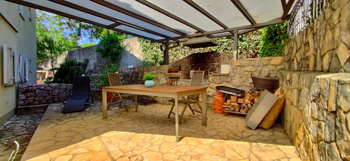 Malinska, appartamento al piano terra con giardino vicino al mare!