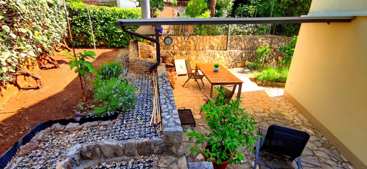 Malinska, appartamento al piano terra con giardino vicino al mare!