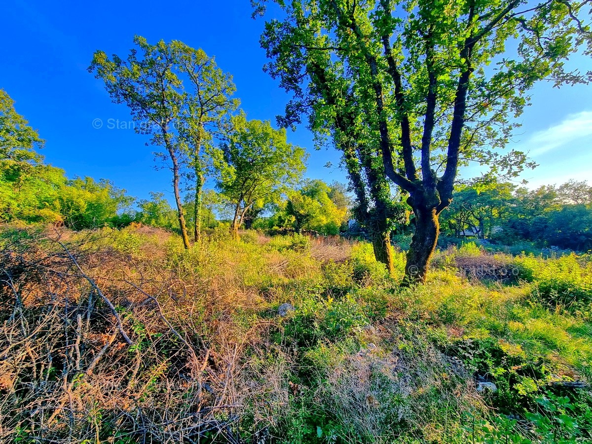 Isola di Krk, baia di Soline, terreno edificabile in una posizione tranquilla, in vendita!