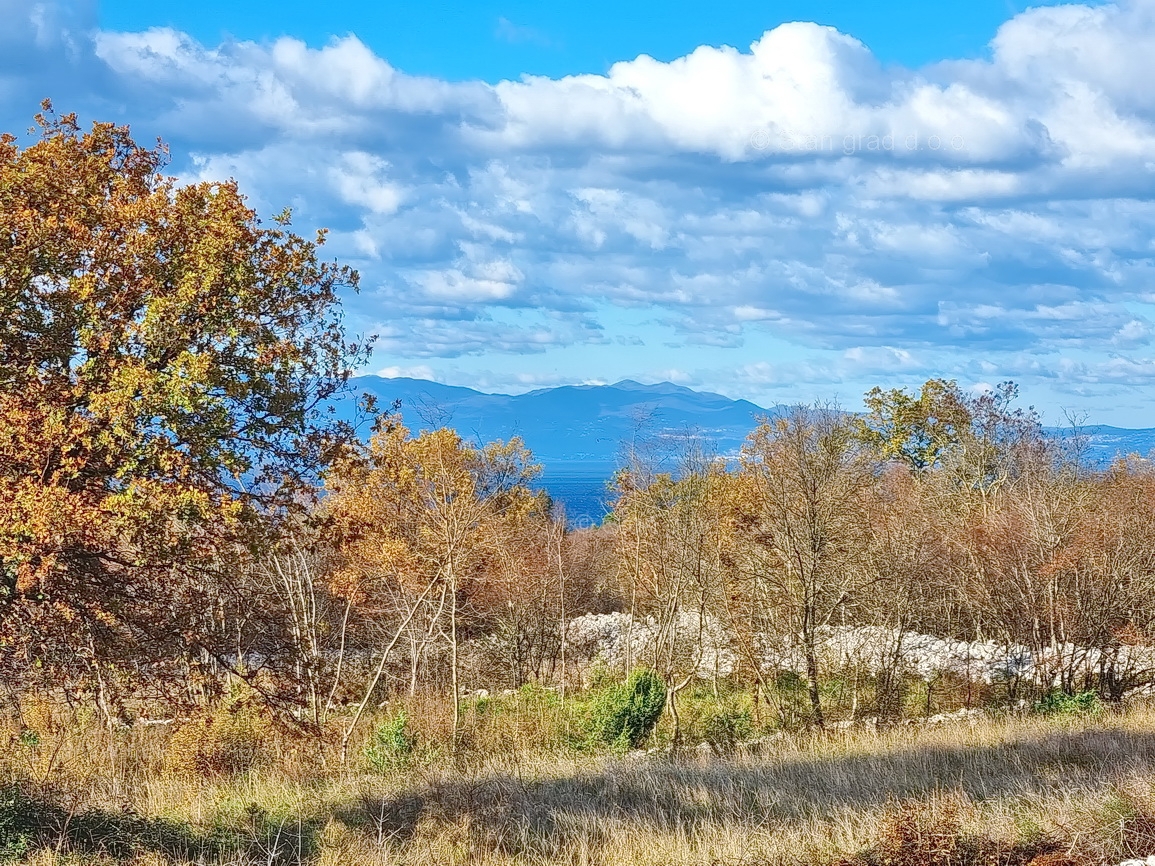 Malinska, terreno edificabile con progettazione concettuale e vista!