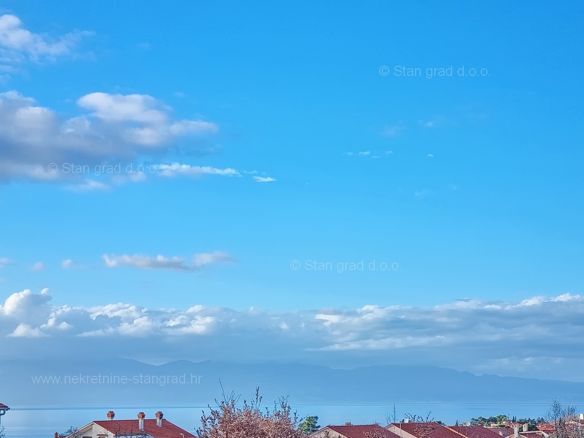 Malinska, terreno edificabile di qualità con vista sul mare!