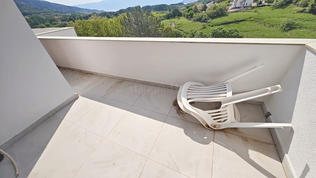 Baška, appartamento al 1° piano in un'ottima posizione con vista!