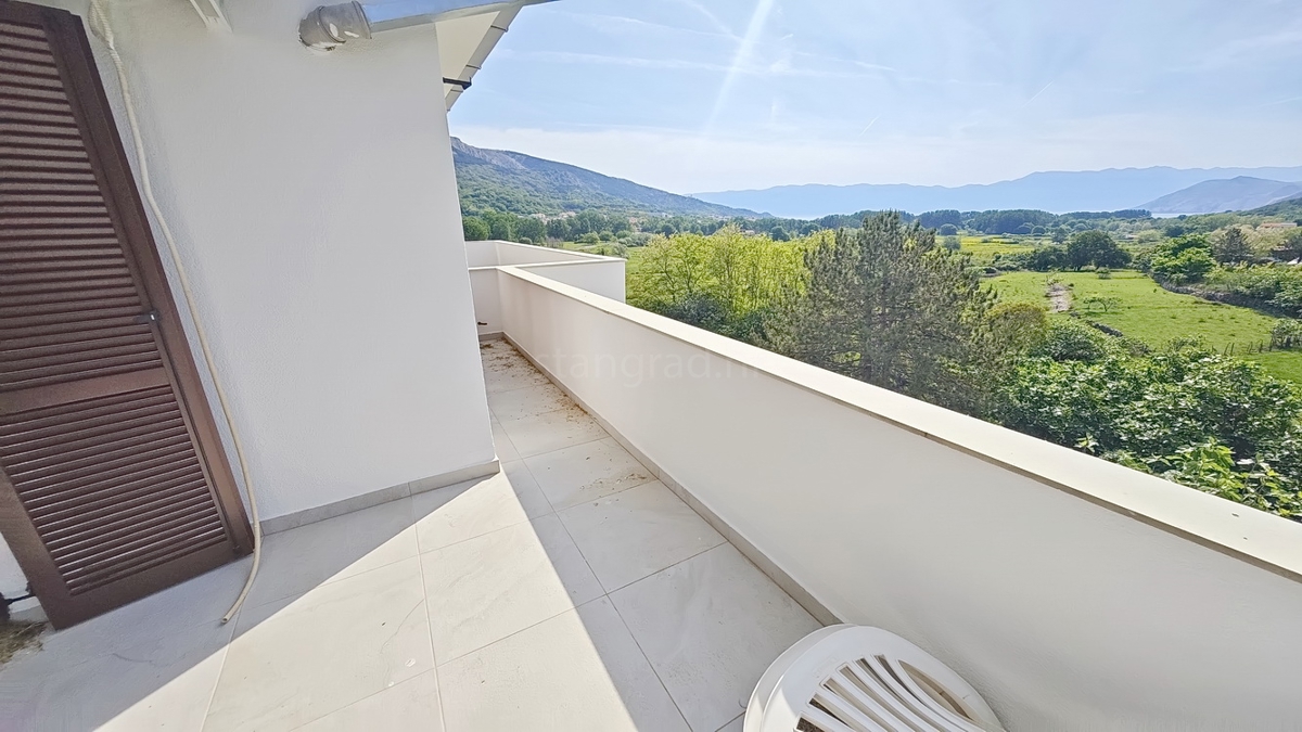 Baška, appartamento al 1° piano in un'ottima posizione con vista!