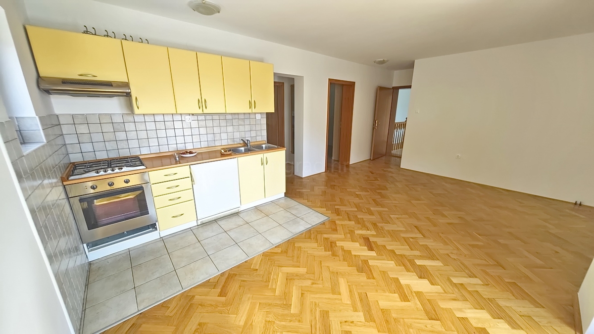 Baška, appartamento al 1° piano in un'ottima posizione con vista!