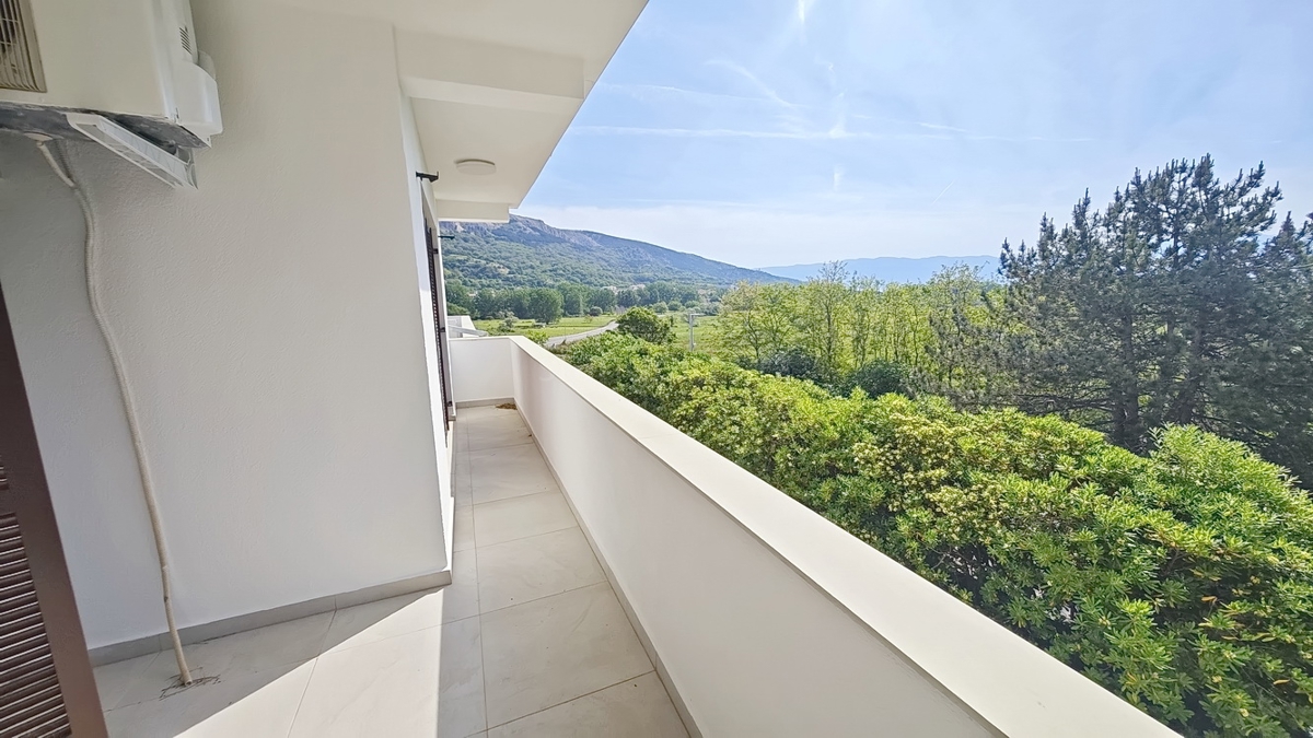 Baška, appartamento al 1° piano in un'ottima posizione con vista!