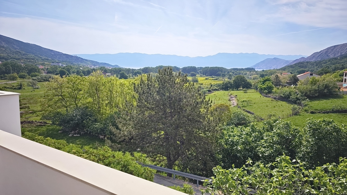 Baška, appartamento al 1° piano in un'ottima posizione con vista!