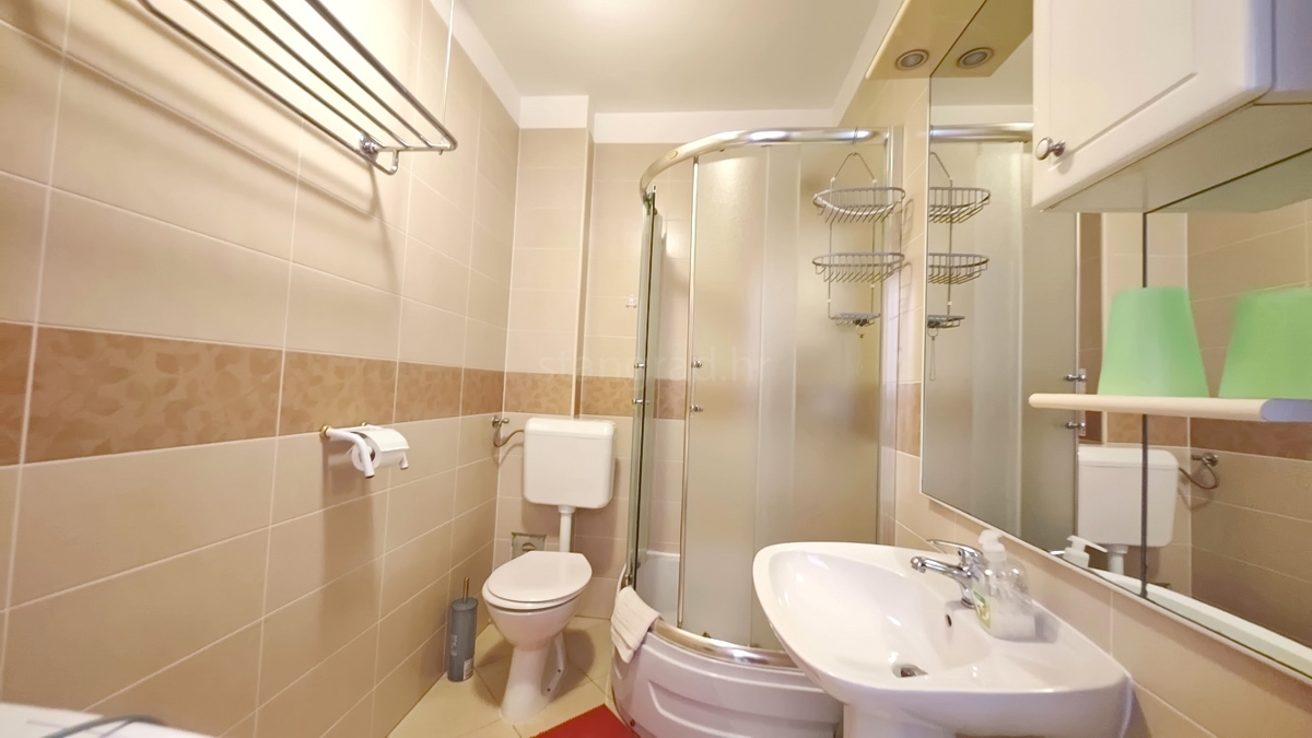 Krk, appartamento al piano terra con giardino in un'ottima posizione!