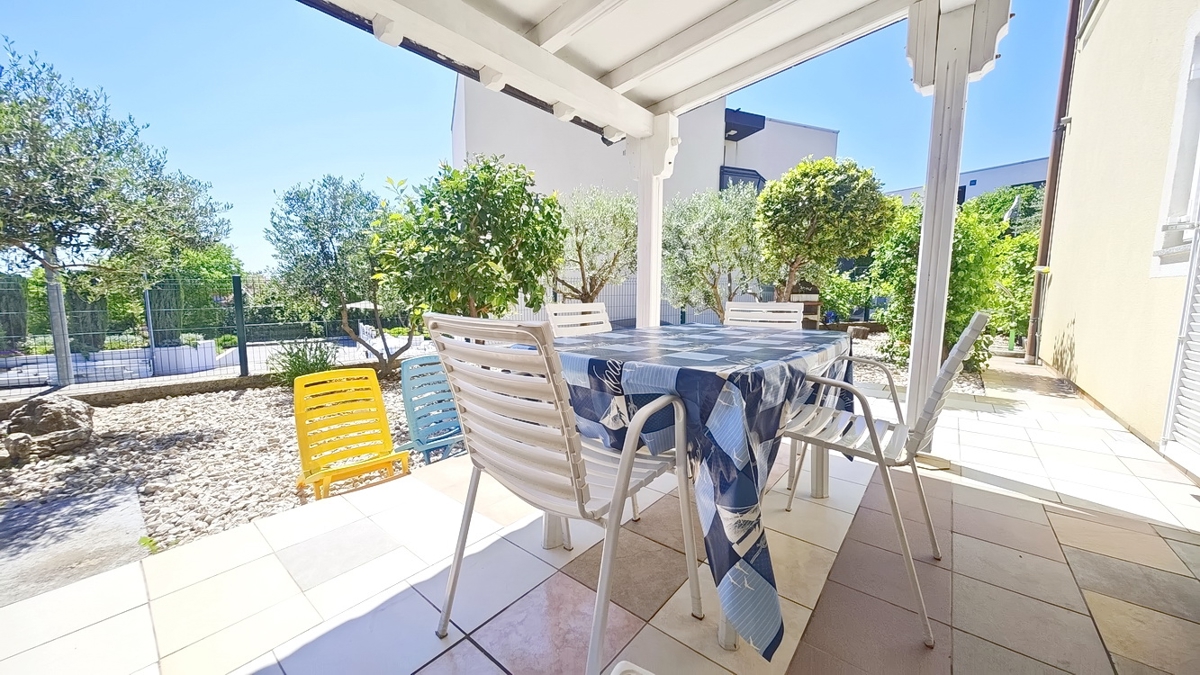 Krk, appartamento al piano terra con giardino in un'ottima posizione!