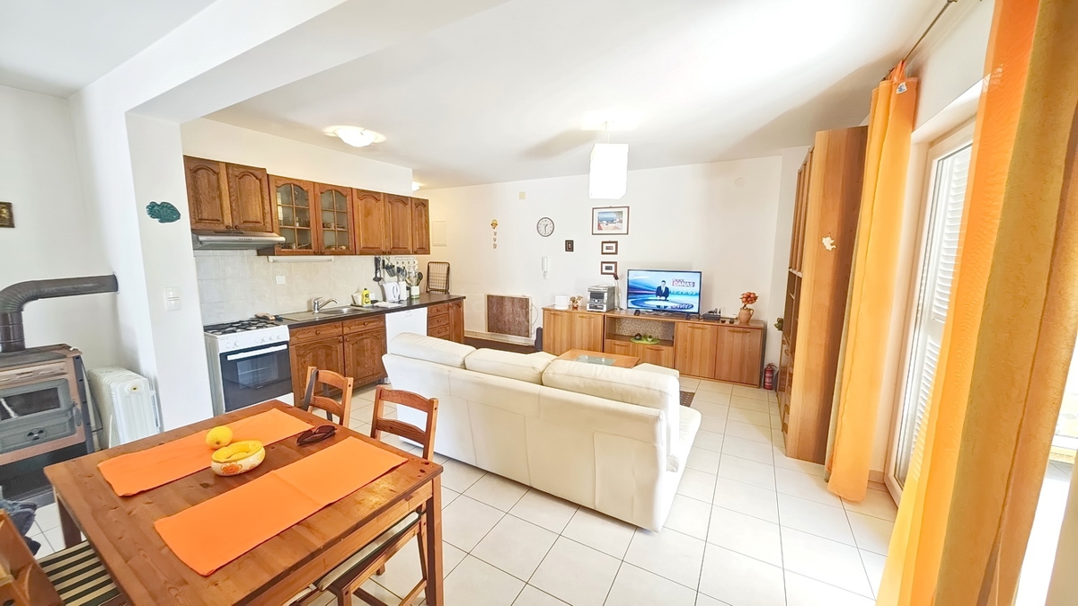 Krk, appartamento al piano terra con giardino in un'ottima posizione!