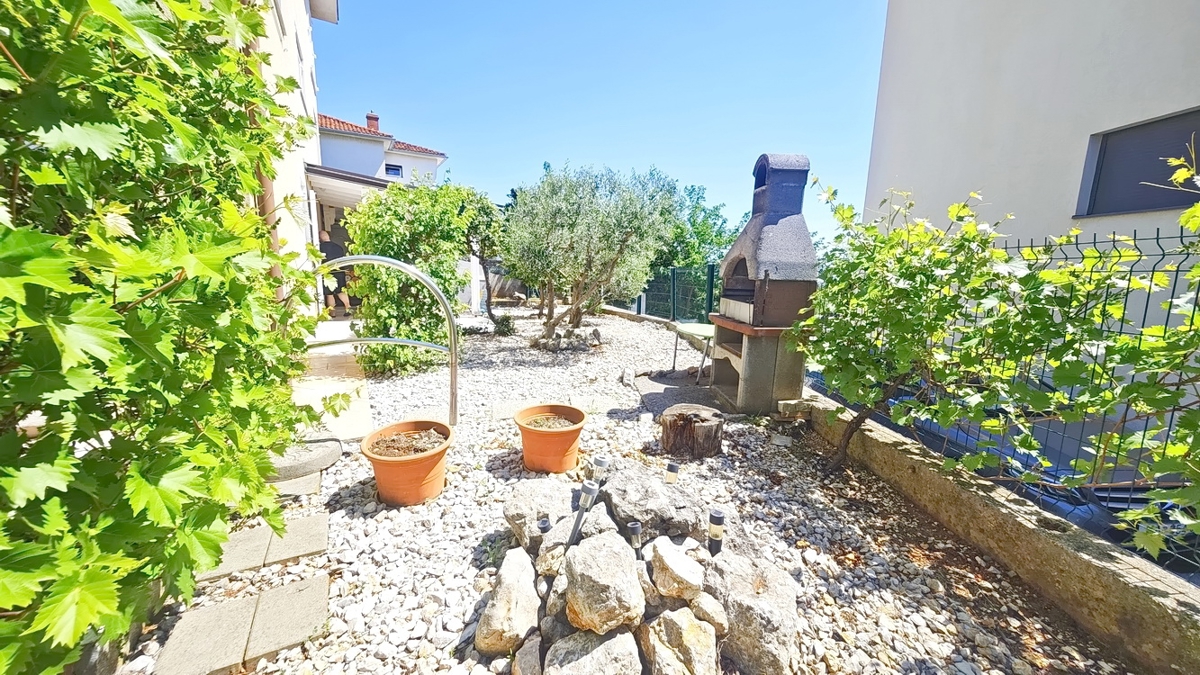 Krk, appartamento al piano terra con giardino in un'ottima posizione!