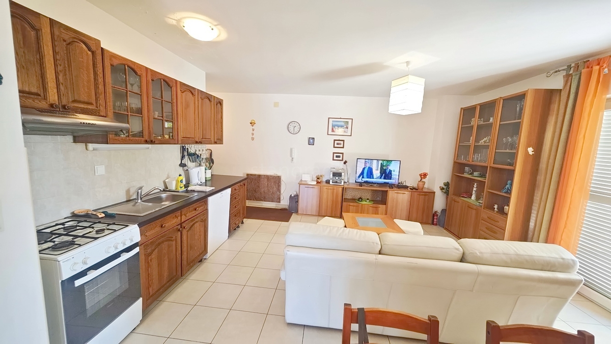 Krk, appartamento al piano terra con giardino in un'ottima posizione!