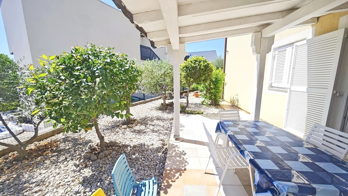 Krk, appartamento al piano terra con giardino in un'ottima posizione!