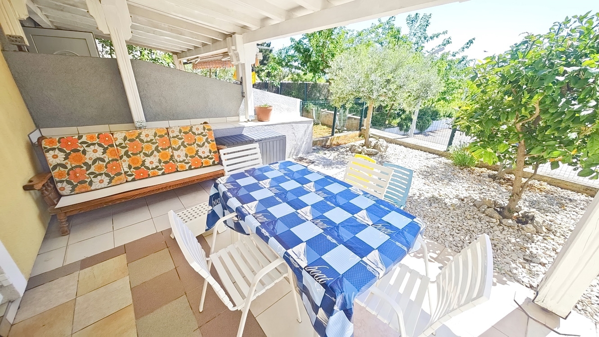 Krk, appartamento al piano terra con giardino in un'ottima posizione!