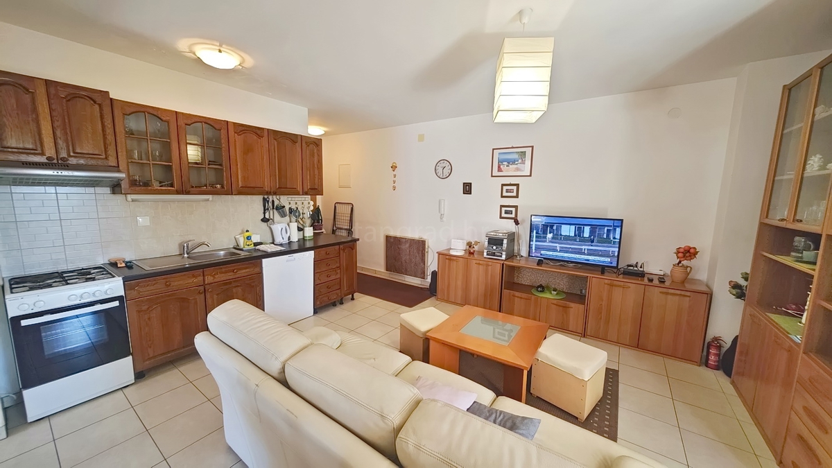 Krk, appartamento al piano terra con giardino in un'ottima posizione!