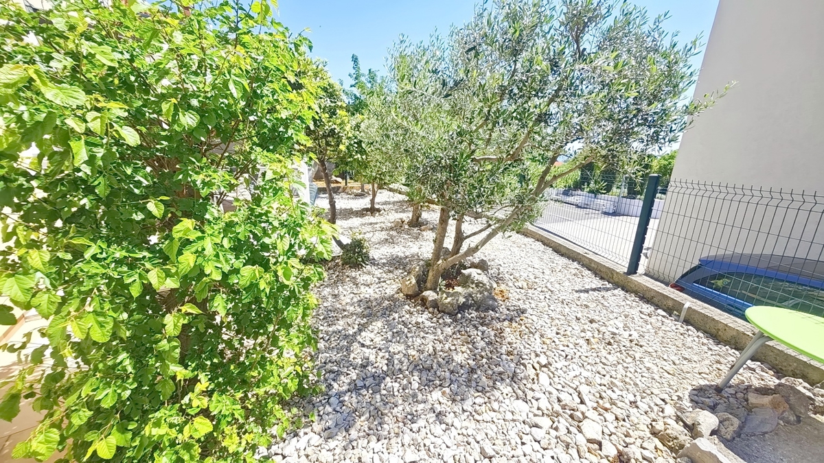 Krk, appartamento al piano terra con giardino in un'ottima posizione!