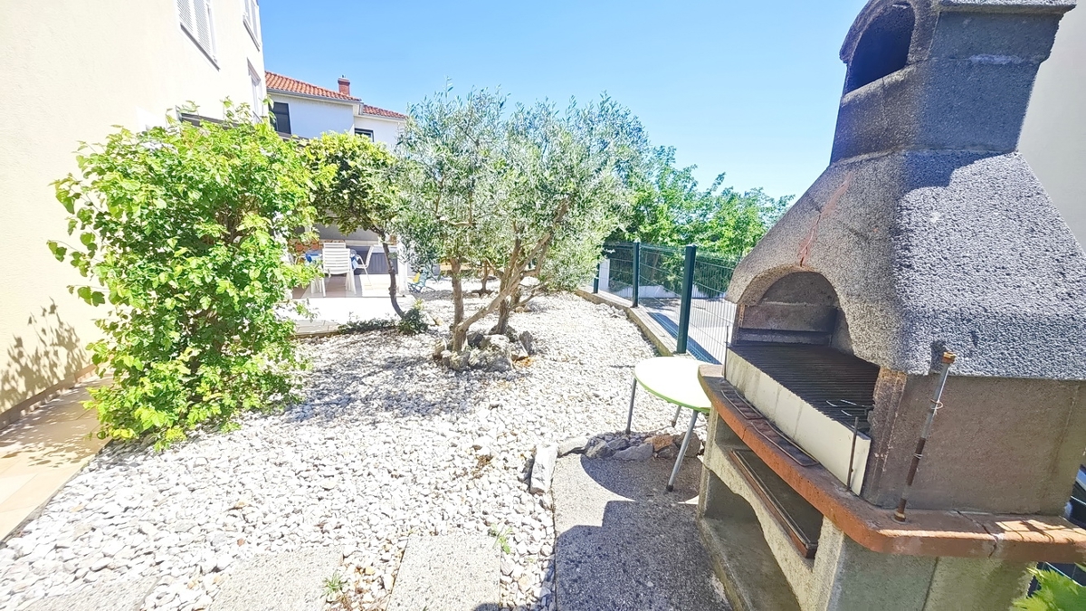 Krk, appartamento al piano terra con giardino in un'ottima posizione!