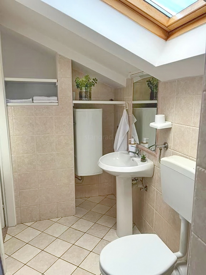 Zona di Krk, casa indipendente con ampio giardino e vista!