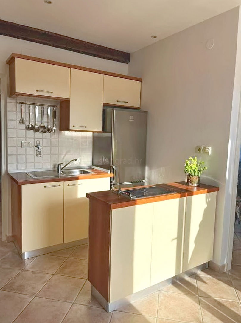 Zona di Krk, casa indipendente con ampio giardino e vista!