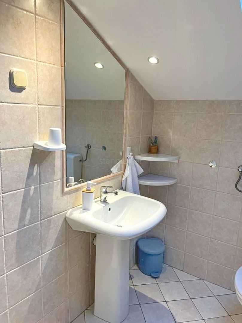 Zona di Krk, casa indipendente con ampio giardino e vista!